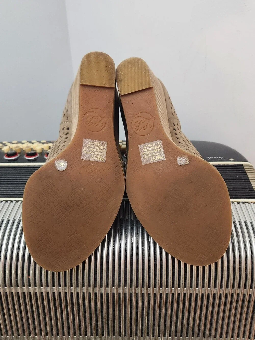 GORGEOUS LUCKY BRAND TAN SUEDE LASER CUT WEDGE OPEN TOE ANKLE BOOTS SIZE 7